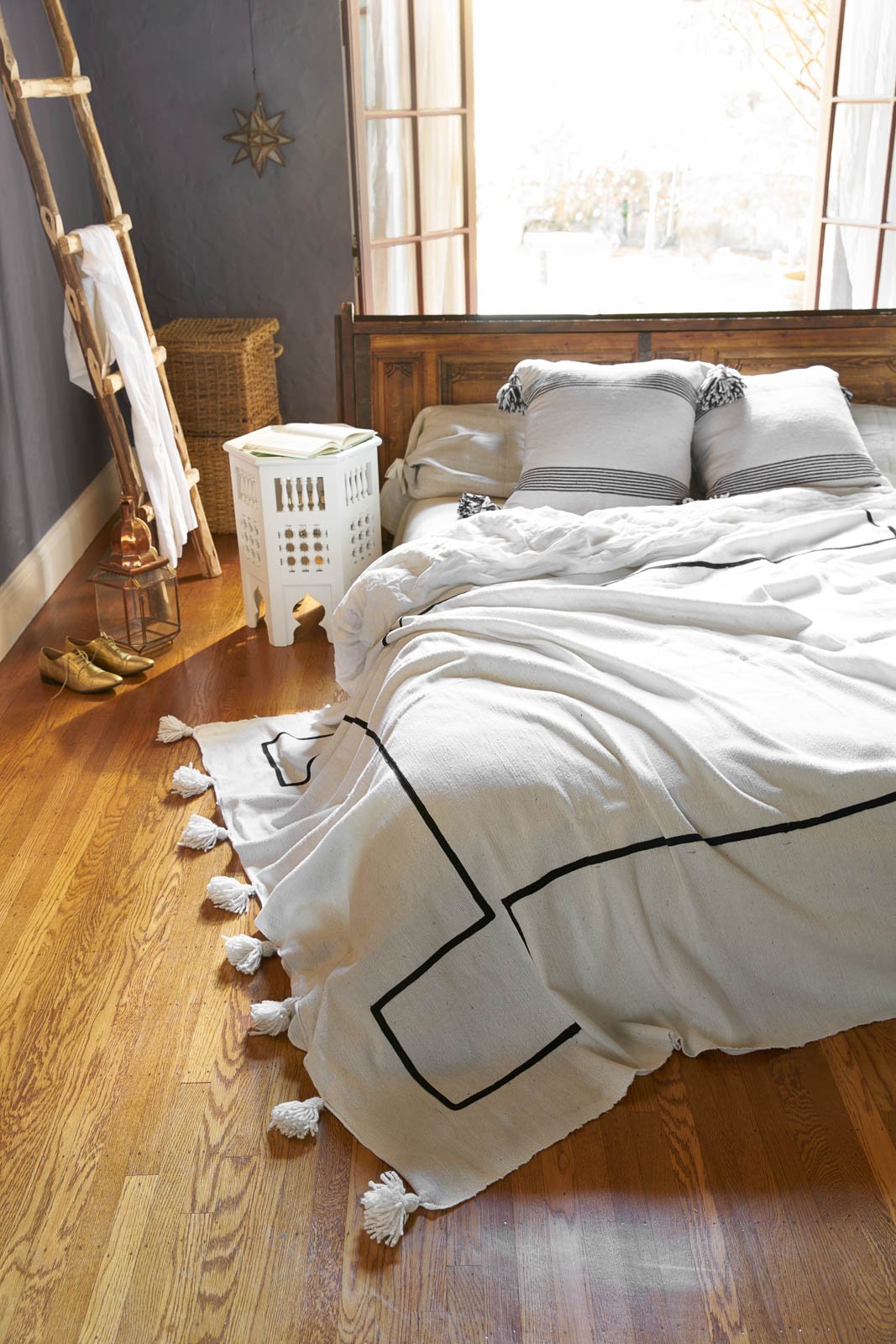 Amazon｜Casablanca Market BL001BW モロッコポンポンブランケット